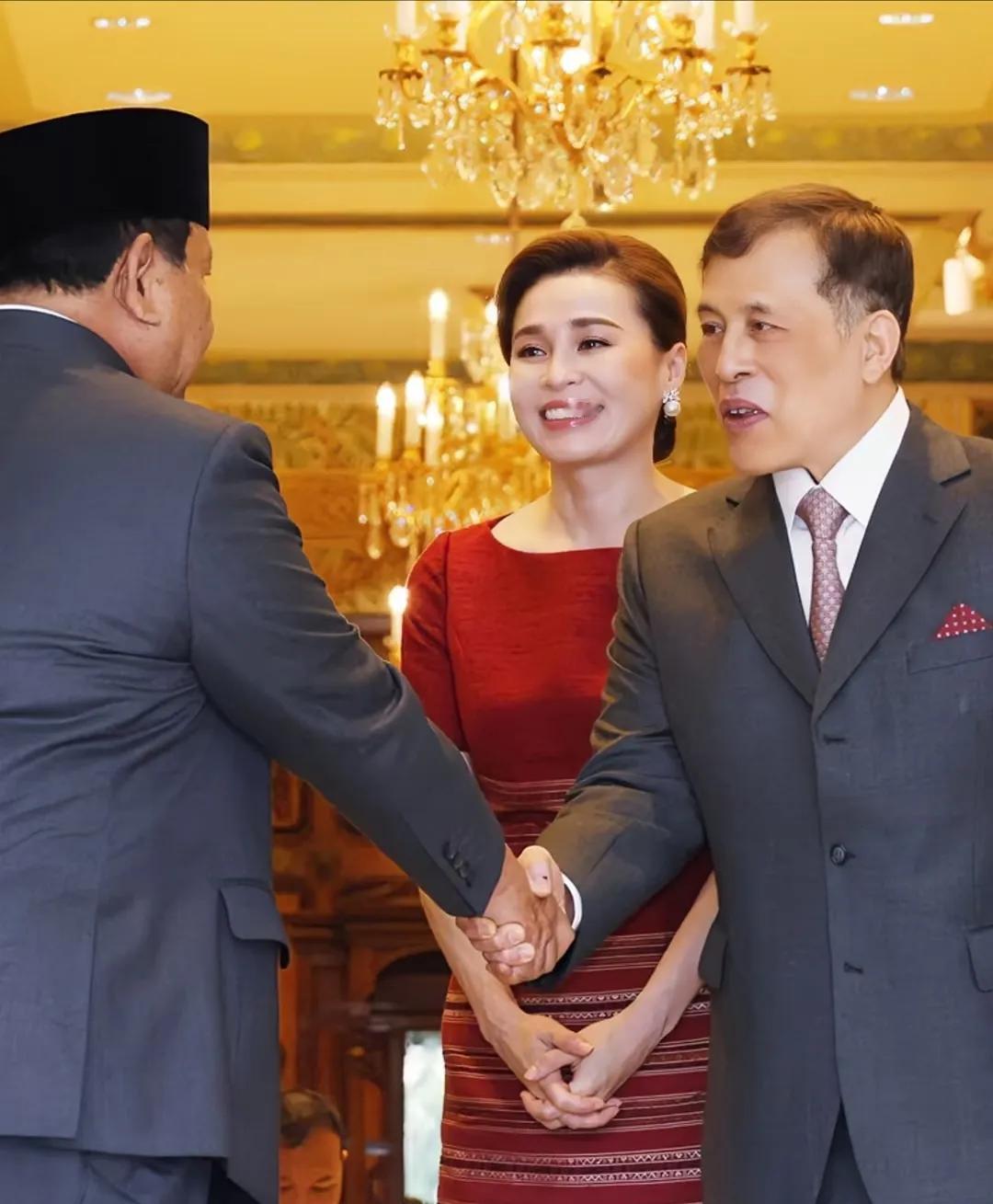 泰国王后苏提达最新亮相，一袭正红色长裙显“正宫风范”！当地时间5月19日，泰国