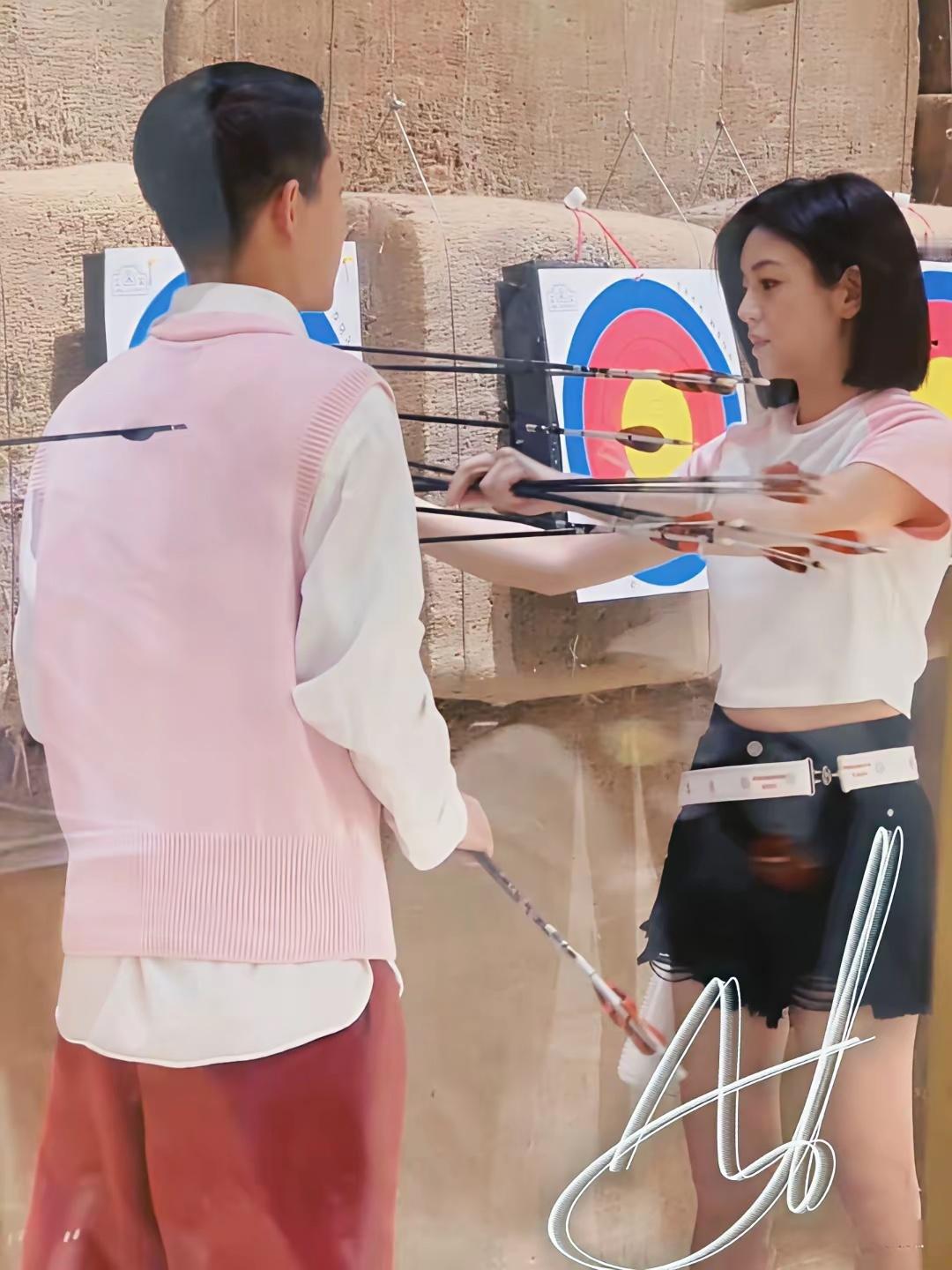 42岁陈妍希带儿子到杭州游玩，母子俩在体育馆射箭。她的打扮好少女，穿着小短裙，露