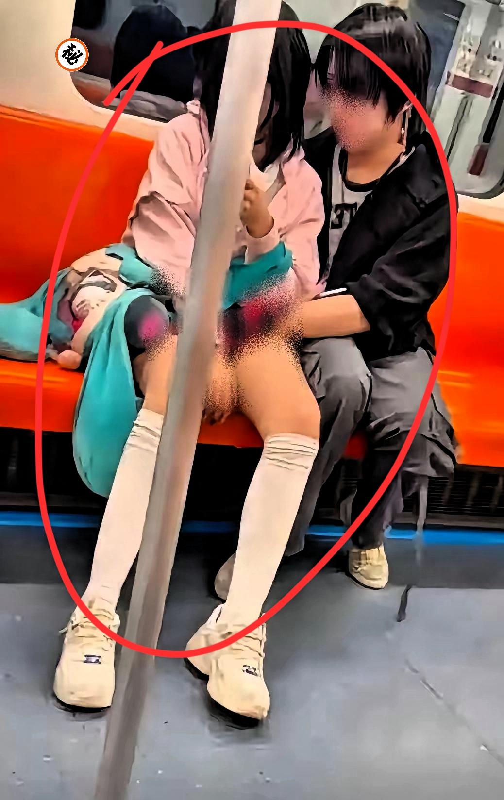 地铁里，众目睽睽之下，男孩居然把手伸女孩裙子里？这张照片看得人心里发紧！别