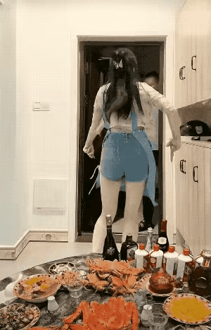 不说有如此贤惠的妻子，就这桌子上的饭菜，很多人一辈子都没吃过。