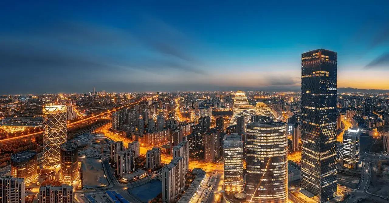 职场新人刚熬到第三年，突然发现领导开始主动找你聊天，语气热络得像老朋友。这反