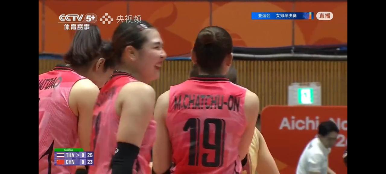 中国女排第一局，被泰国女排逆转翻盘，25:23，先丢一局。依个人看法，中国女排