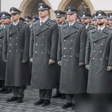 奥地利装甲学院毕业典礼，军装一出来，德国人都沉默了。这身制服，这帽徽，这气质