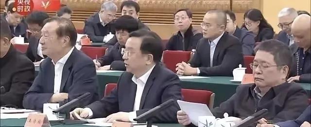 这次民企大会不简单，都是身价上千亿万亿的人物，在第一排的位置上，任正非老爷子坐在