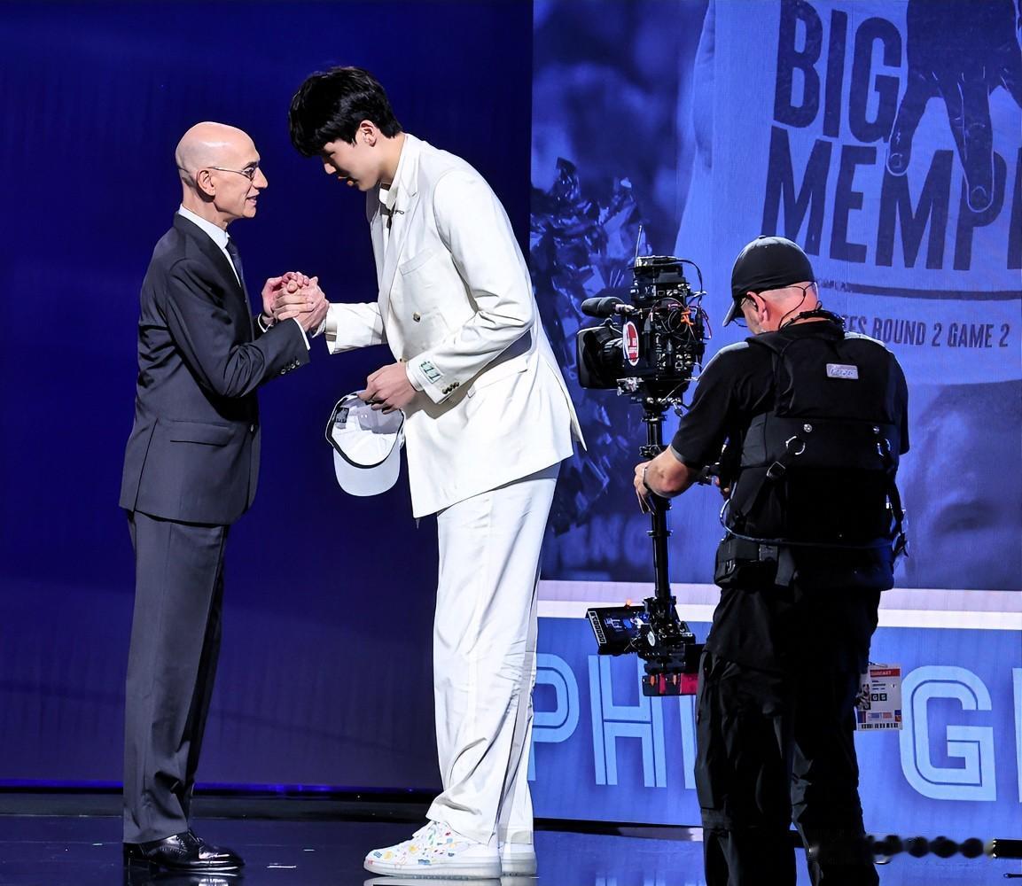 装都不装了！NBA副总裁直言：杨瀚森夏联收视率比总决赛高，我们重视中国市场。