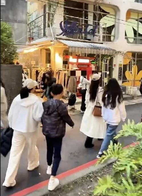 汪小菲更新动态了！一家人浩浩荡荡出街了，玥儿箖箖自从回到爸爸身边后，生活发生了