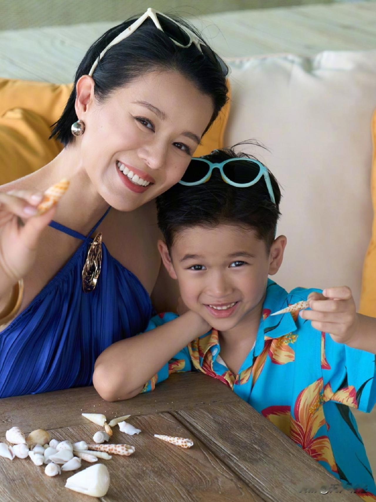 胡杏儿的小儿子这小脸蛋完全复刻胡杏儿，圆润饱满的头颅，清晰优越的发际线，还有尖尖