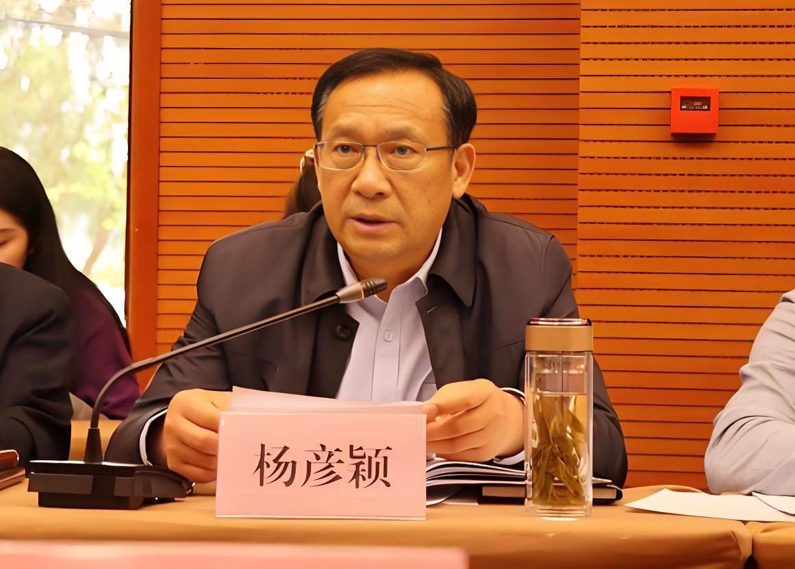 安徽省淮北市关工委的杨主任退休这么多年了，本以为能安安稳稳度过余生，没想到现在上