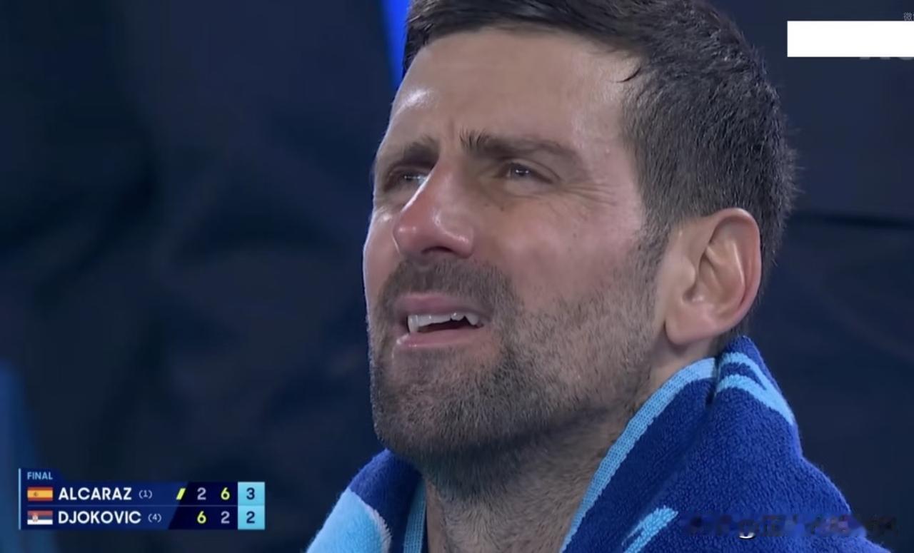 德约为什么可以赢辛纳却赢不了阿卡最重要的一个原因就是，你让一个40岁的人打世界