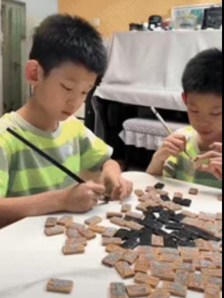 北京一小区里，邻居趴窗户看了整整一个月，天天见对门母子三人蹲在客厅地板上捣鼓一堆
