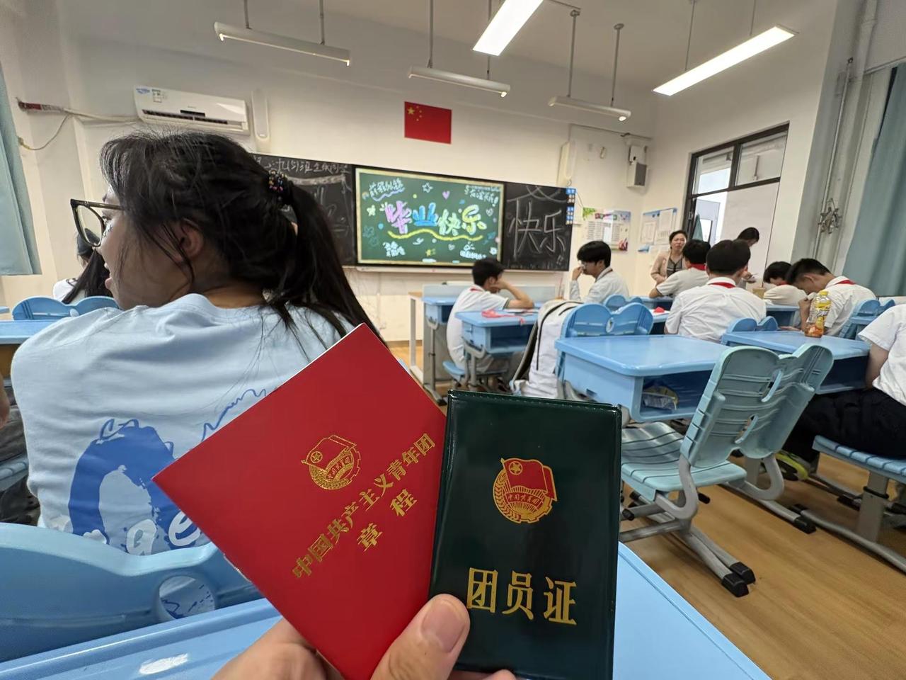 我们还没有一张合照就毕业了😇