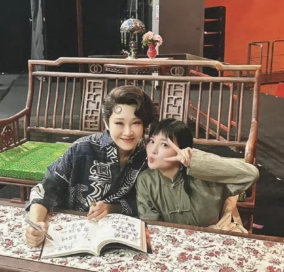 久未露面的老牌美女许晴也没有那么水灵了，岁月真是一把杀猪刀，连她也老了！