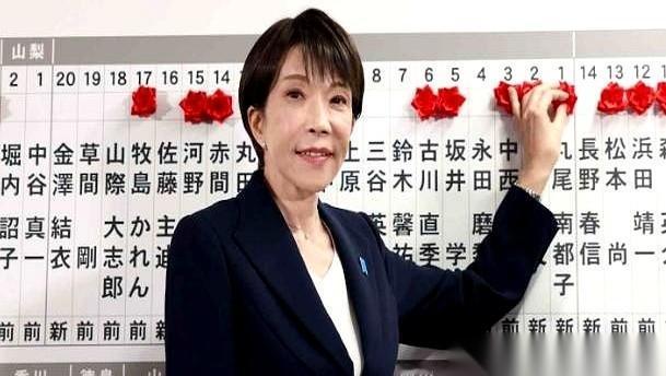 那边刚换了个人上来，前脚还在那儿放狠话，后脚一扭头，发现自家“大哥”（美国）正