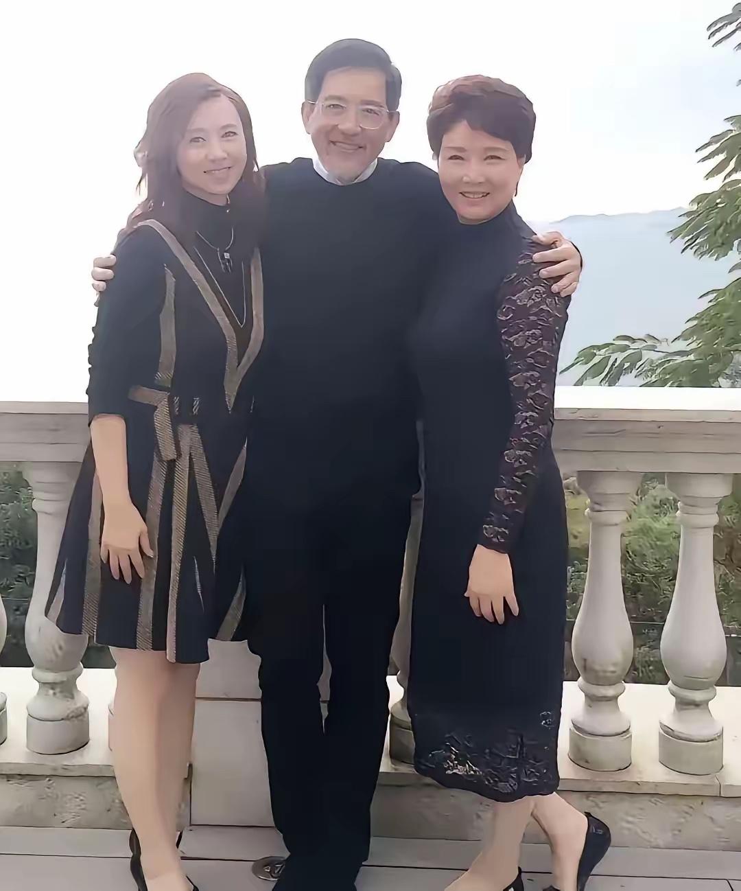 中间这个老爷爷，当年可是火的一塌糊涂，无人不知，无人不晓，如今已经老了，白发苍苍