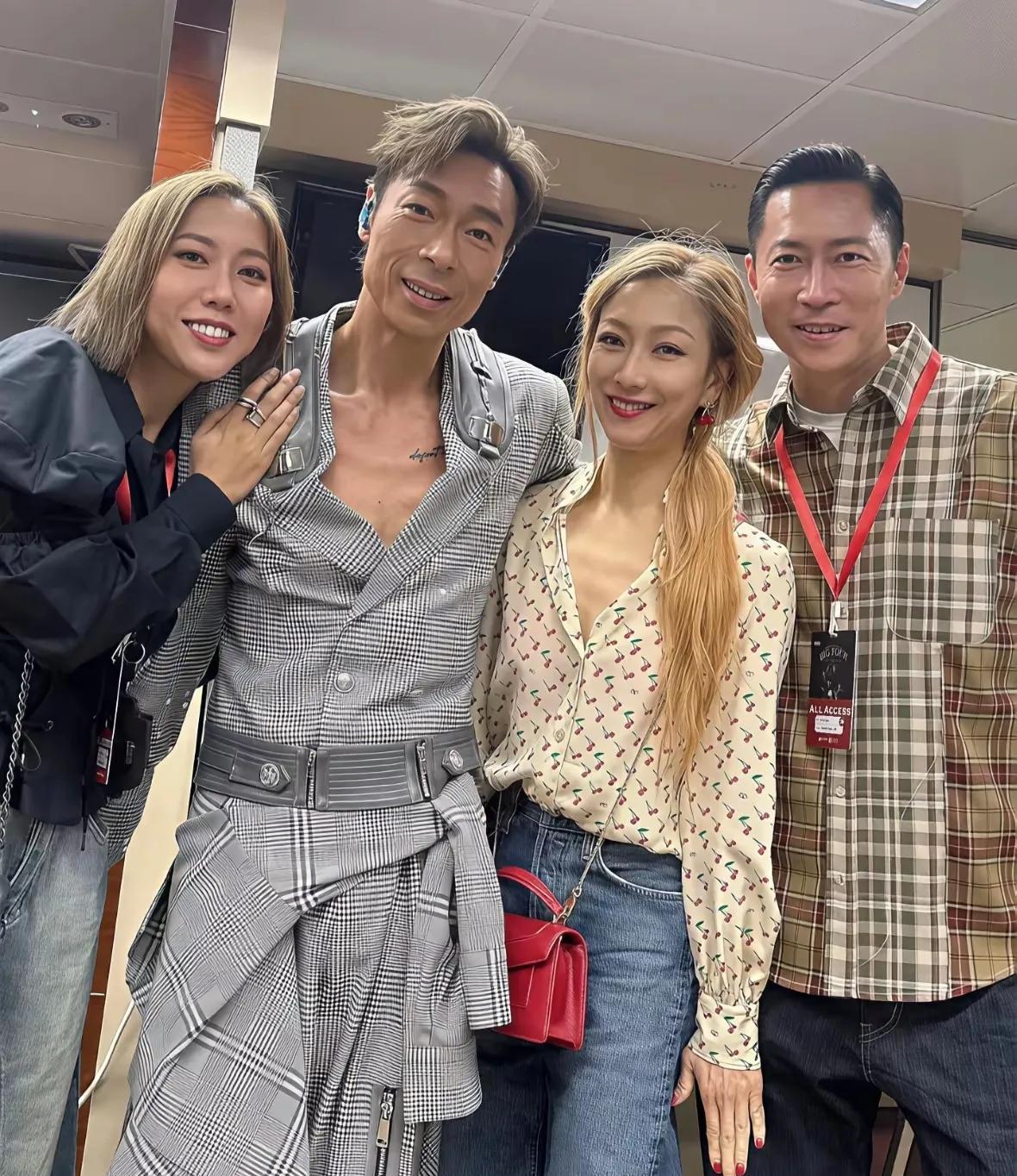 郑秀文，脸是比原来年轻了，但是手上的皱纹却暴露了年龄。