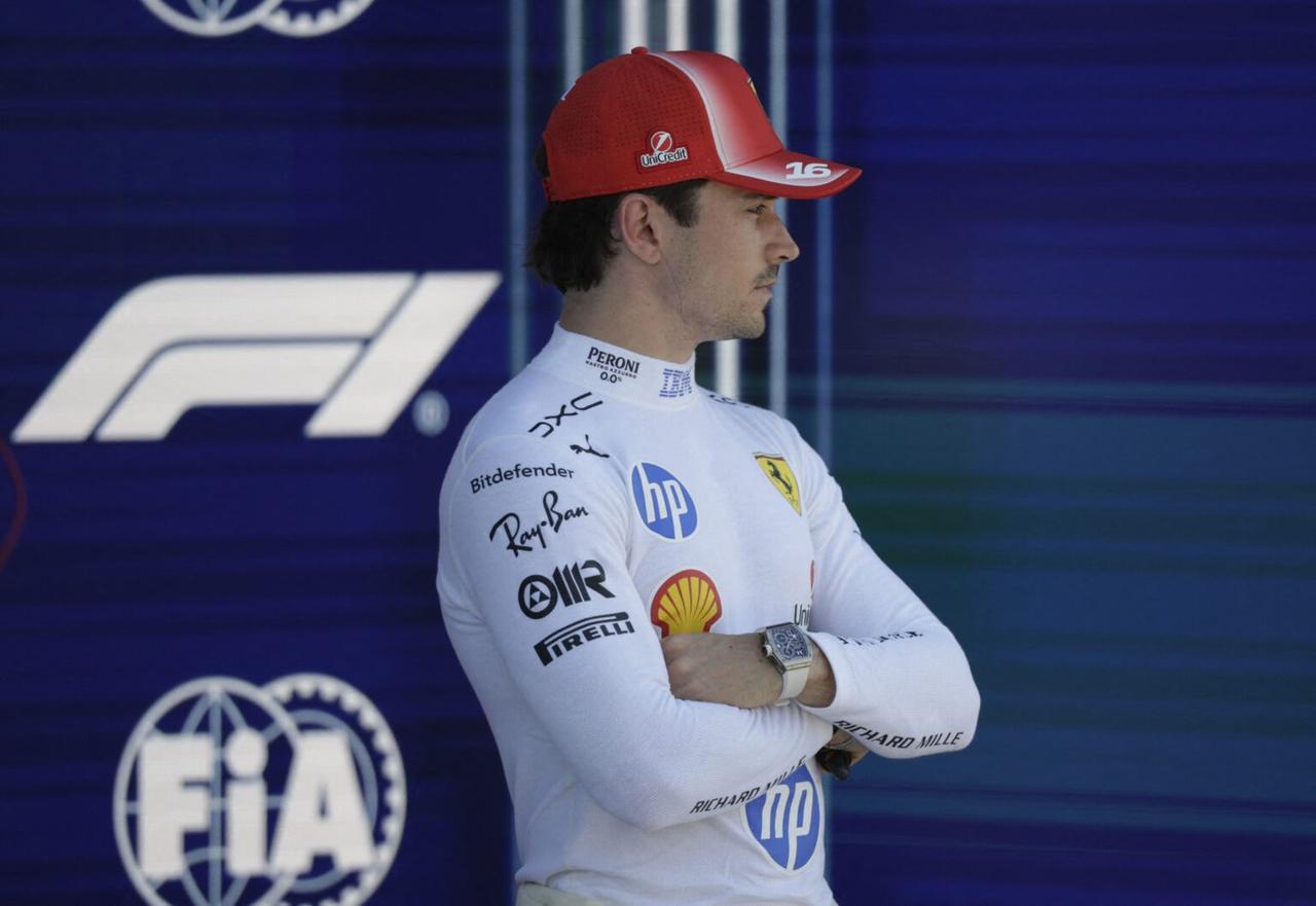 F1迈阿密站——勒克莱尔无线电质疑策略：勒克莱尔在比赛中进站时通过无线电质问车