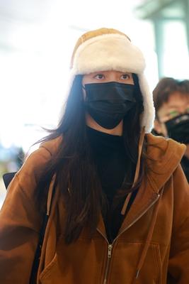 宋妍霏最新机场穿搭：黄色夹克外套+雷锋帽，休闲复古有个性……我发现宋妍霏的这