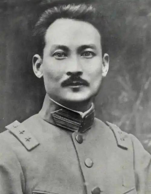 黄埔军校建立前，许崇智深受孙中山信任与重用，不仅广州革命政府军事部长，还兼任粤军