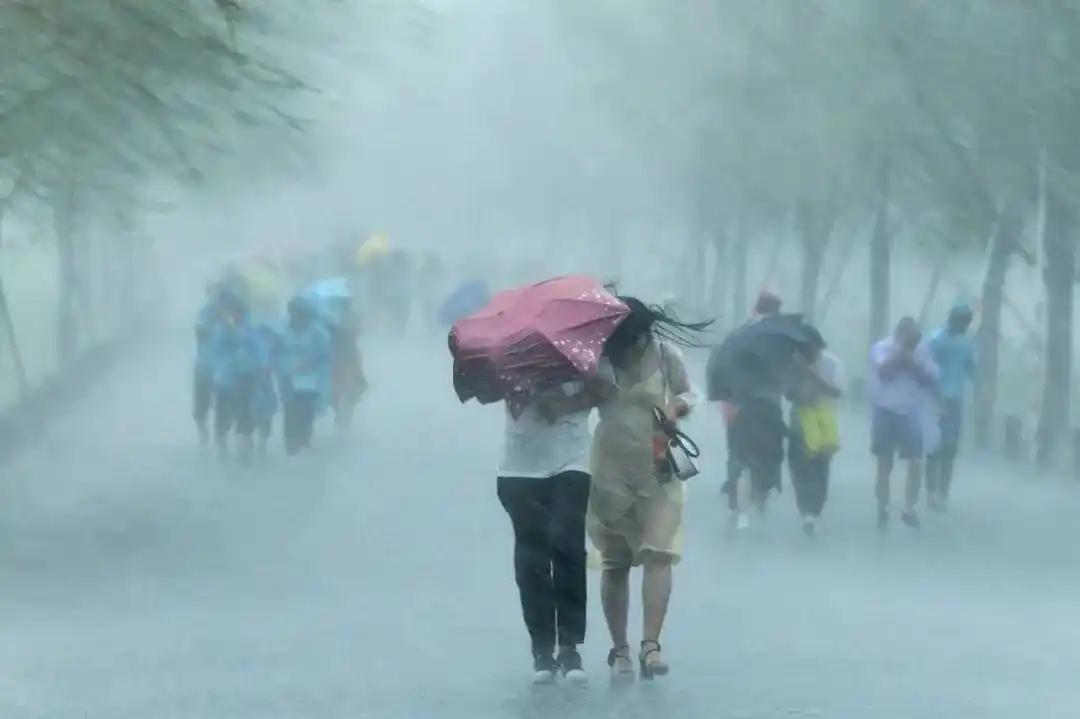 5月环流格局罕见异变，南北温差超20℃冰火两重天，广东散装特大暴雨连袭5