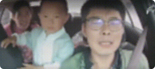 儿子连续对开车的爸爸输出7个耳光，第8次直接上手把爸爸眼镜抢下，然后拿眼镜直接砸
