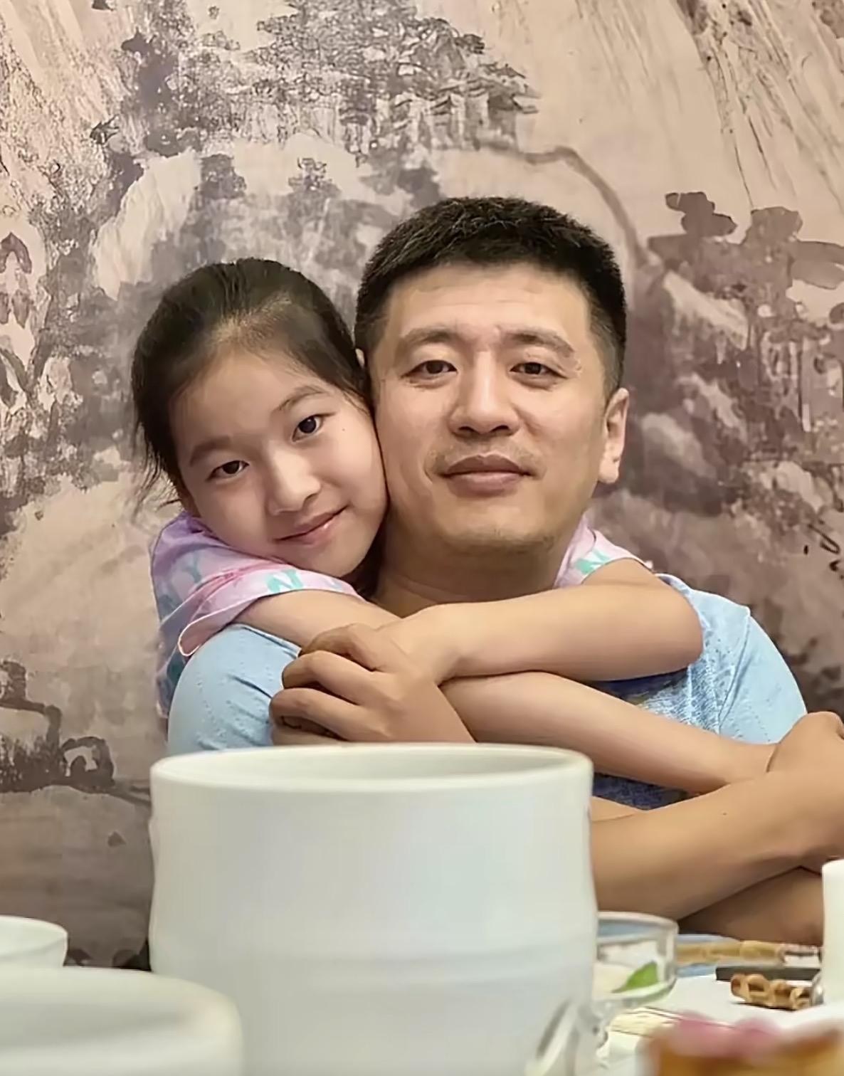 女儿：爸爸，作业写完了，我特意留了一道题没写，想等您回来教我，您怎么还不敲门呀？