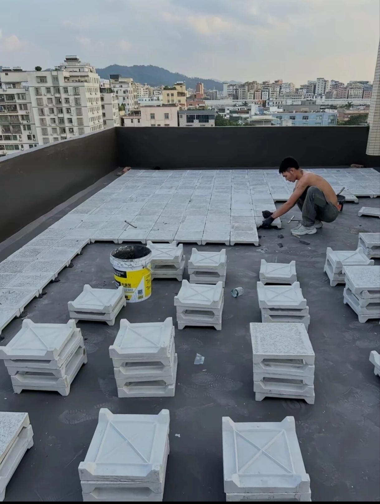 不知道这种隔热板是什么材质，矮了一点吧，不如加一层彩钢板，挡雨水又隔热通风。