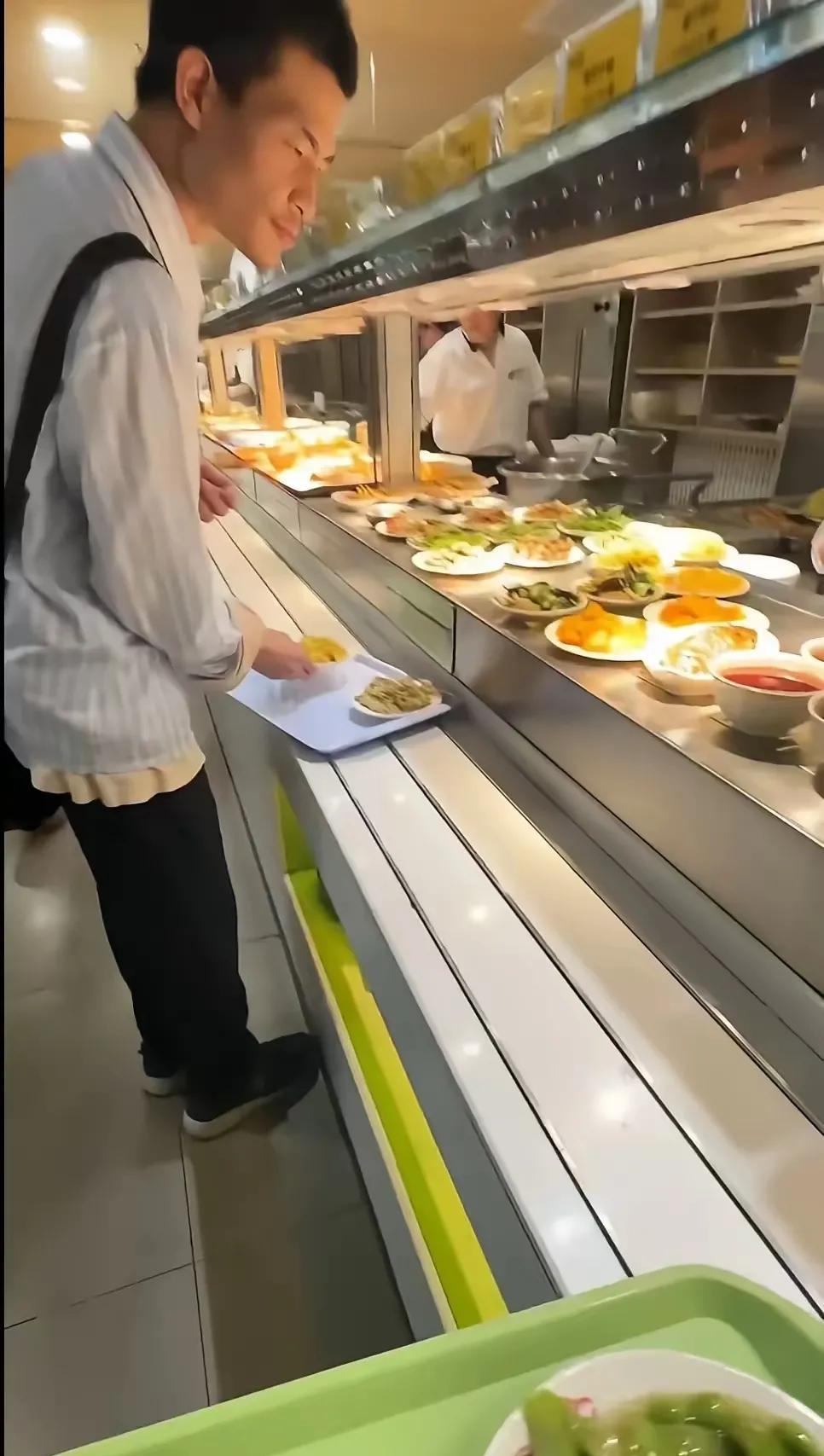 北大数学天才韦东奕最近被发现饮食变多元了，但还是穿旧衣服，矿泉水瓶不离手最近有