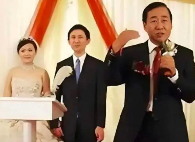 毛主席的外孙叫王效芝，当年职高毕业，没靠关系走捷径，自己出去打工闯生活，后来娶了