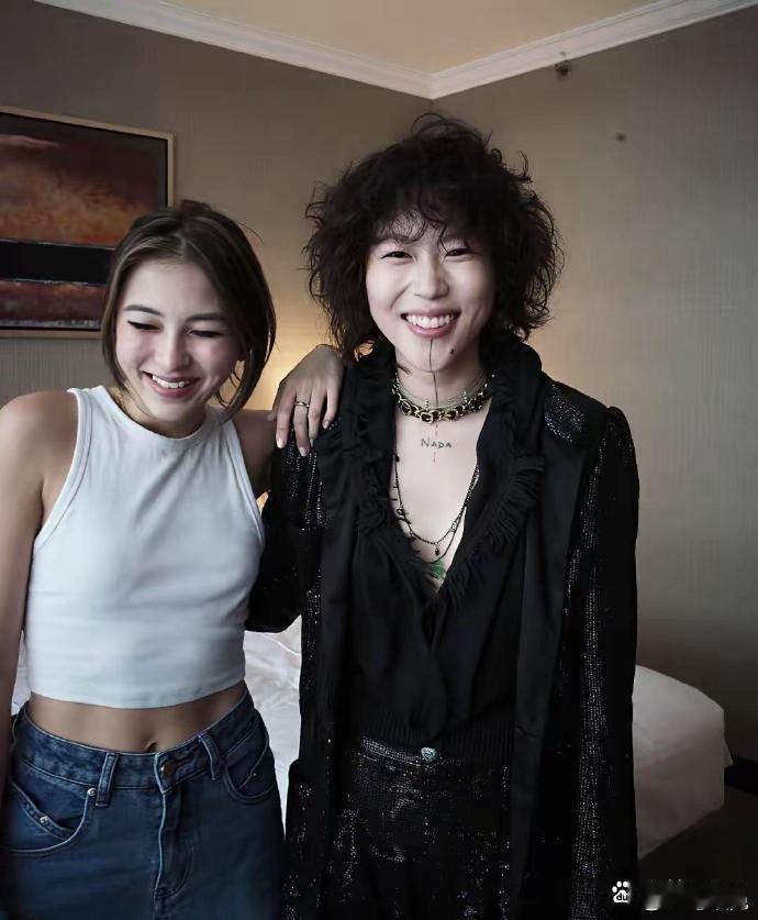 王菲估计头都大了，这女儿管还是不管好啊！