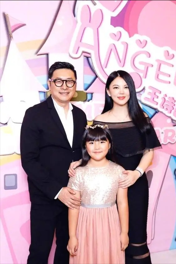 李湘曾在节目中说：“我女儿王诗龄的一枚发卡3万，一个小熊玩具9万，身上穿的衣服每
