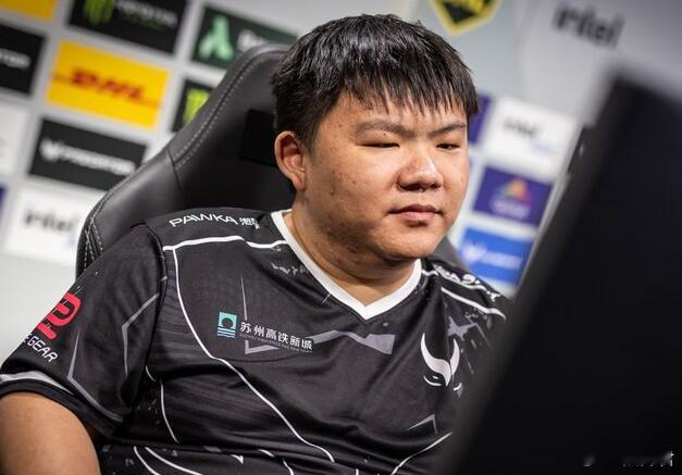 XinQ说之前查理斯在亚运集训期间偷吃外卖，当时领导说的很严重，说宁可不要这个项