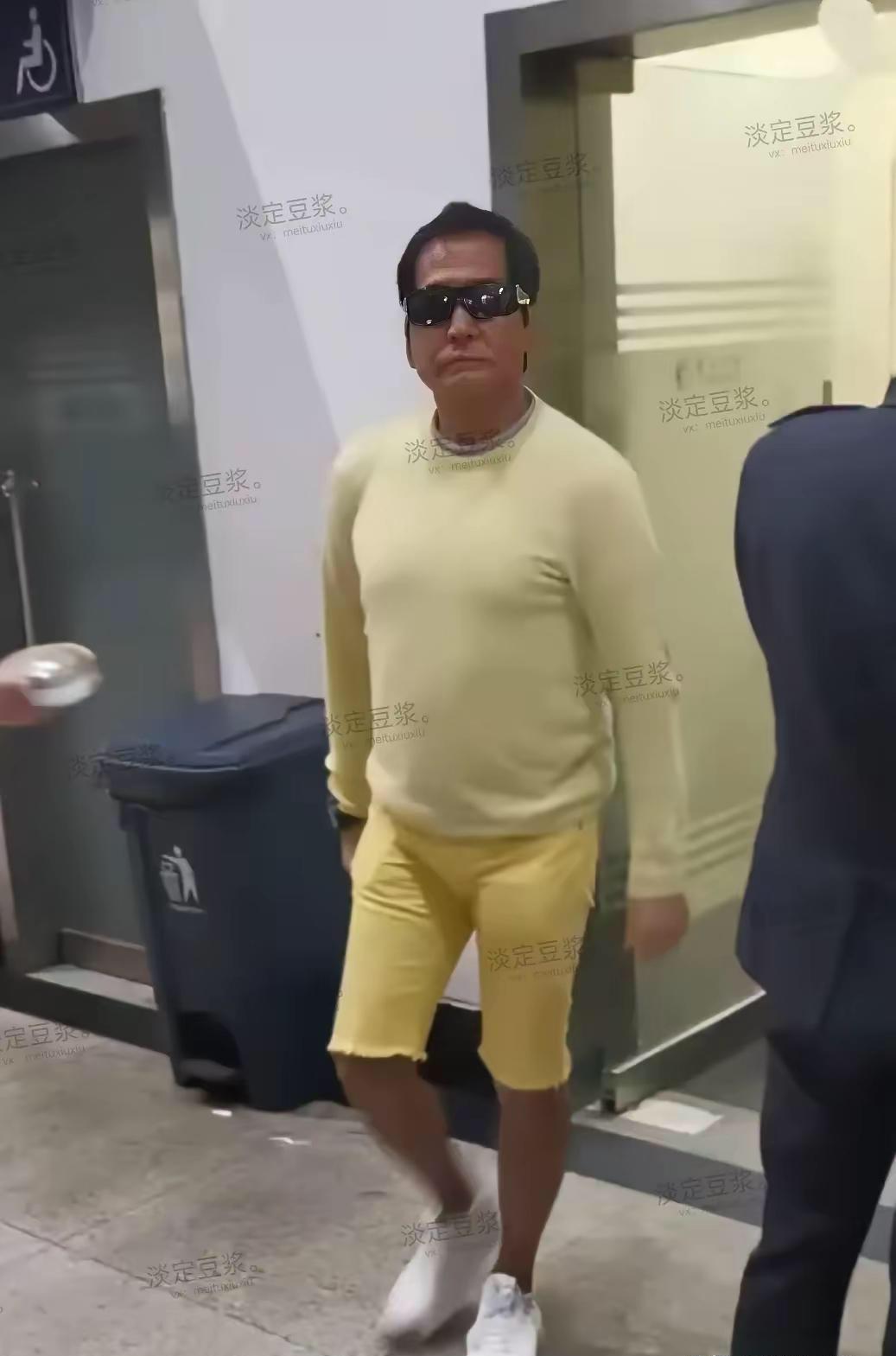 天啊！这名歌星你还认得吗？发现他的打扮越来越让人看不懂了，这身随意的穿着，在家