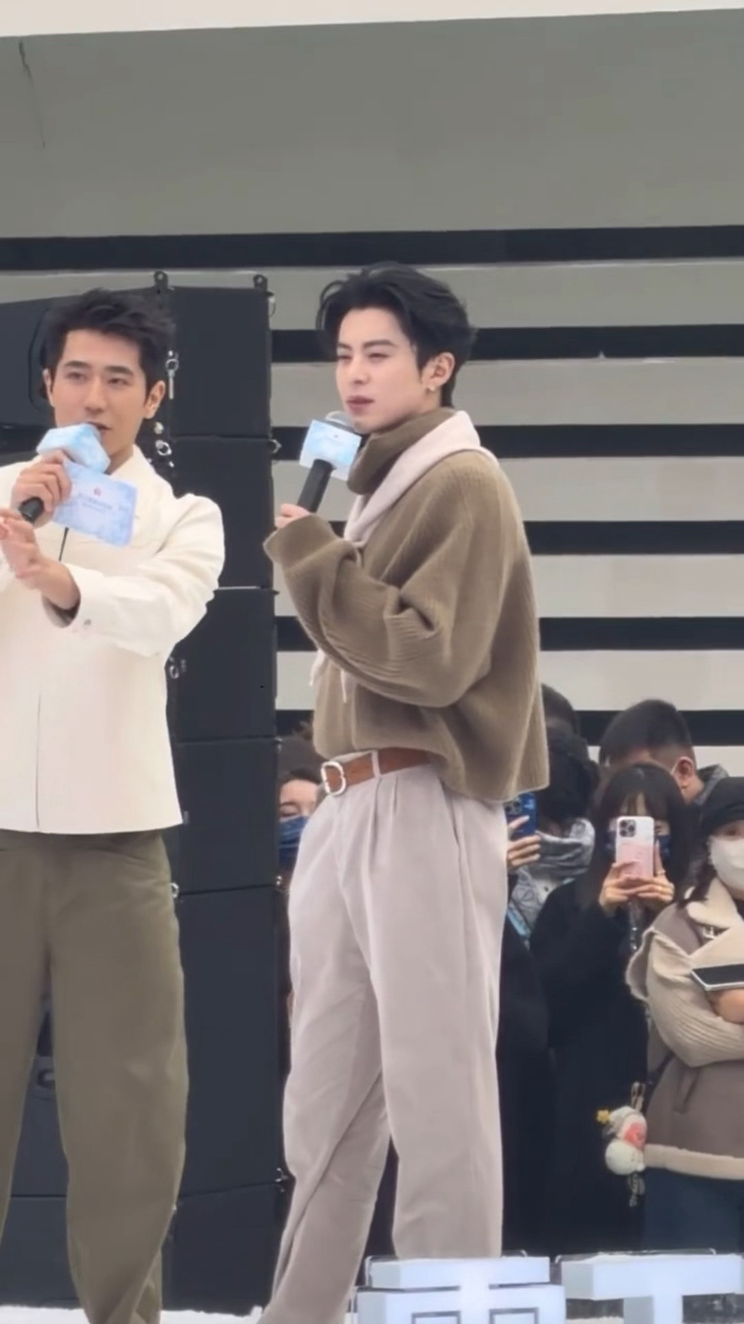 王鹤棣你是不是有点太帅了！！王鹤棣毛衣造型王鹤棣成都线下路透