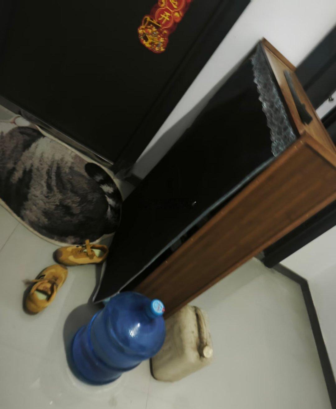 邻居放鞋柜贴着我门放，一股臭脚丫子味，安个帘还安自己那面。