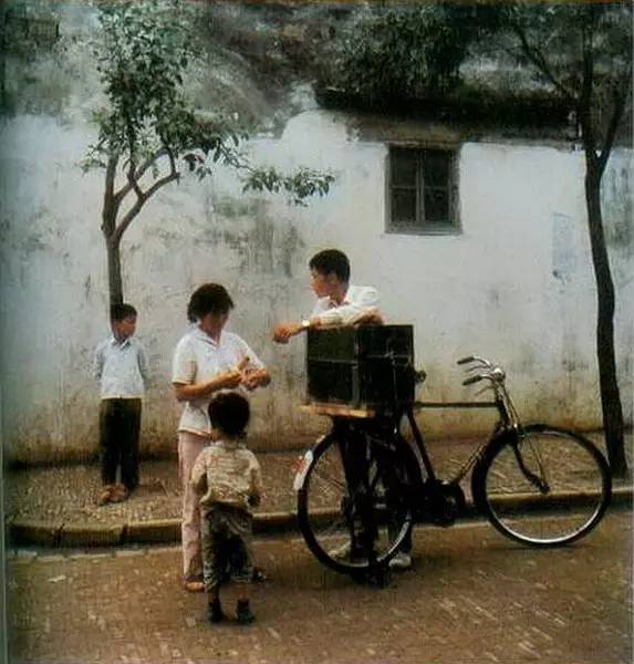 1982年，卖冰棒的小贩。那时候的冰棒，不是放的白糖，而是放的糖精，一不小心糖精