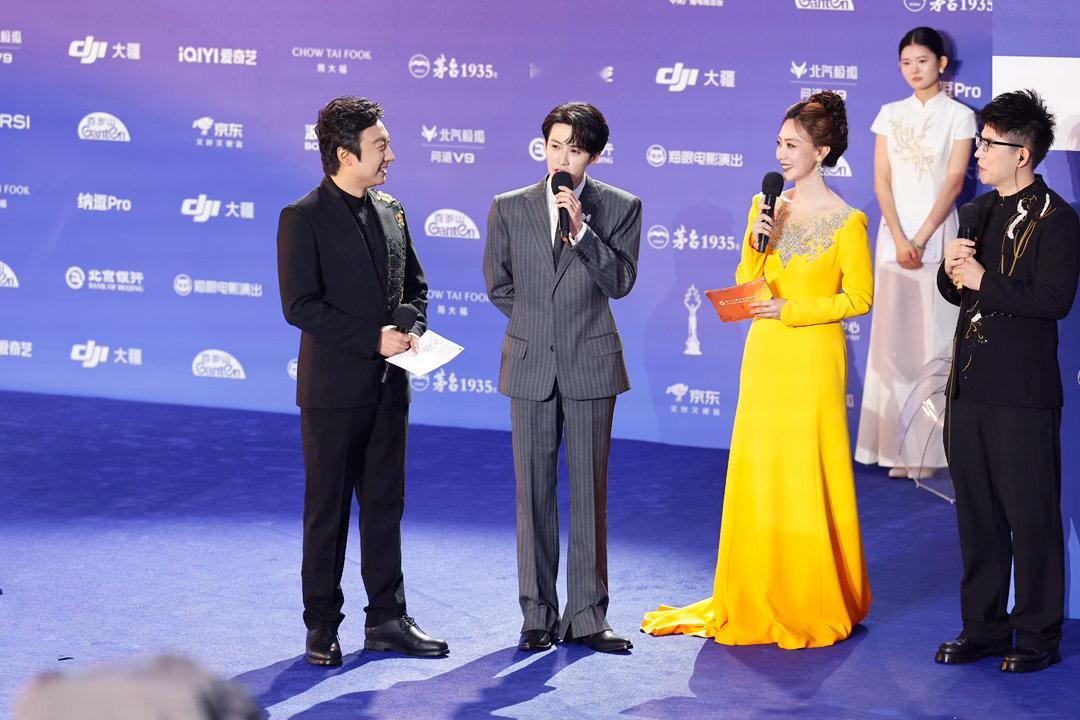 檀健次太会说了“允许批判存在”这句话从他嘴里说出来，挺有分量的。不是每个艺人都