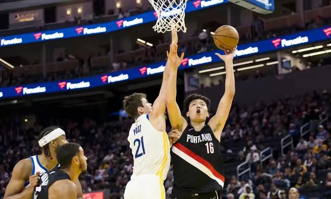 开拓者媒体一针见血评价杨瀚森！杨瀚森完成了NBA季前赛首秀，表现可以说是糟糕，