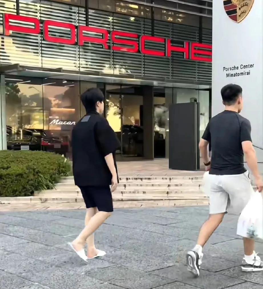 国乒到达日本横滨，准备WTT横滨大满贯。王楚钦在酒店休息片刻后，与牛冠凯一起外出