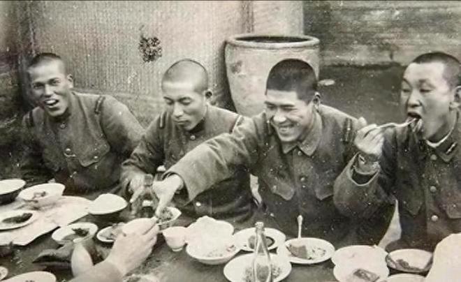 1943年，八路军排长伪装汉奸，在日军宴会上大吃大喝，旁边一个日军头目问：“你是