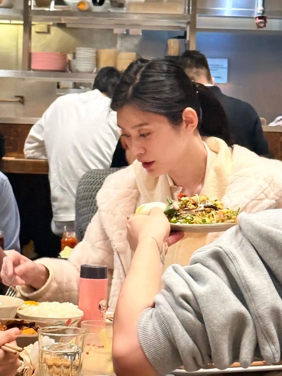 偶遇奚梦瑶和老公逛街，被赞本人超美像大学生，夫妇二人尽显恩爱