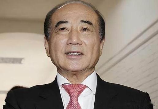 高雄选情彻底打平！现在高雄市长选举已经完全僵持住了，两边候选人民调咬得死死的，民