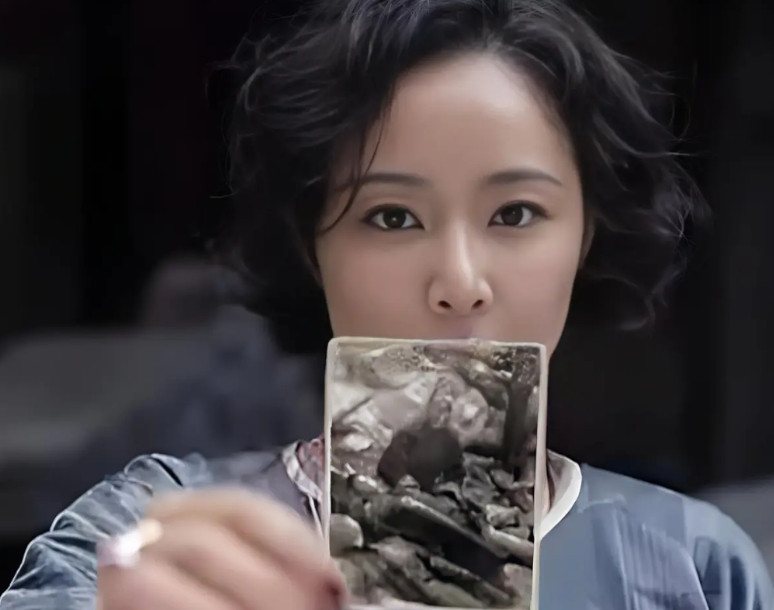 《南京照相馆》那个狭小的空间里，萍水相逢的男女老少七人组，最后唯一死里逃生的，只