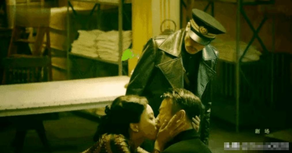 一次，雷佳音跟陈数有一场吻戏，雷佳音问她：“数姐，听说咱俩今天要拍亲嘴儿的戏，姐