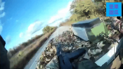 果然是精锐。在扎波罗热州奥列霍沃地区，第7近卫空降突击师的伞兵驾驶一辆车在道路行