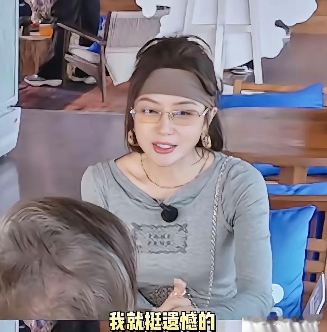 演员秦岚说：“我爸妈只有我一个女儿，在我父母离开的时候，在追悼会上，我一滴眼泪都没有掉。我没有兄弟姐