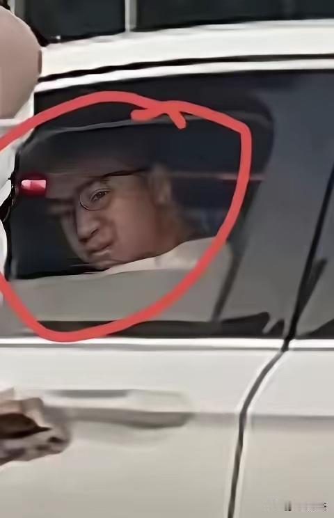 其实我们都被骗了，重庆口水姐陈某她的行为固然可恶，可是她的那个老公邓某才是一