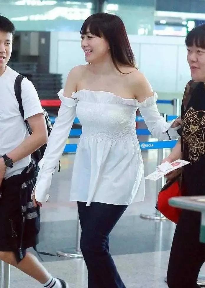 谁能想到这是钟丽缇！💃瘦身成功后直接换了个人，露肩衫+喇叭裤又飒又美，气场全