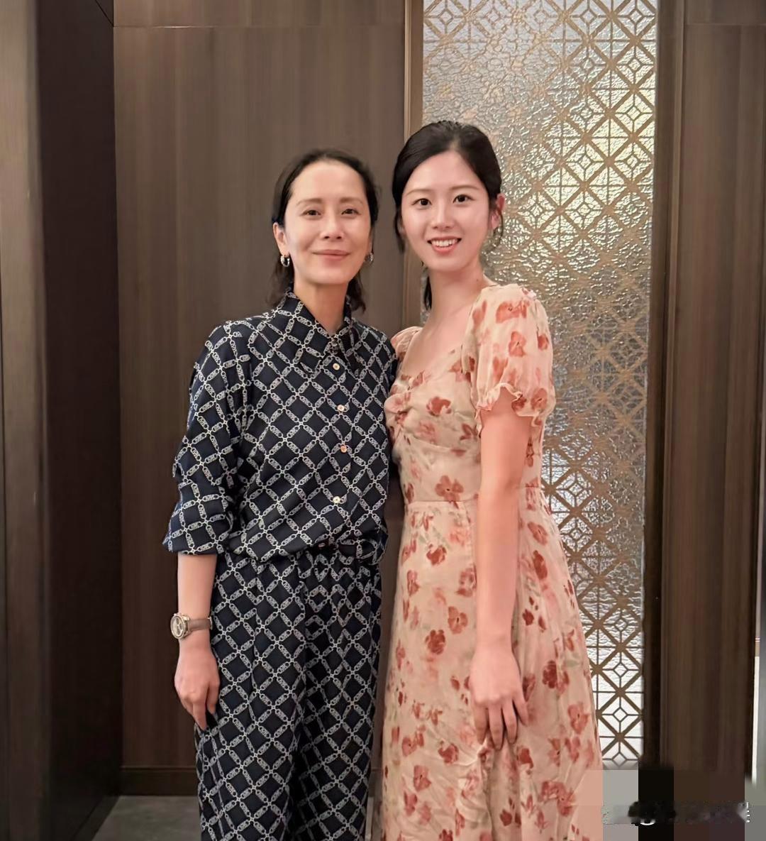 48岁海清带19岁儿子和长辈们一起聚餐，她的打扮老气，脸部素颜，脸色看起来好憔悴，整个人变化好大！​