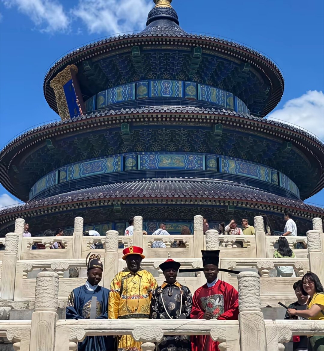 非洲友人在天坛前合影！