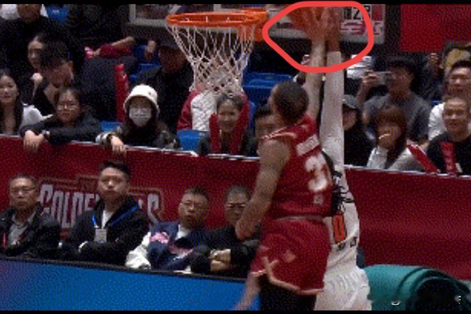 CBA常规赛第二轮，在广东队对阵浙江队的第三节比赛中出现了一个极具争议的吹罚，给